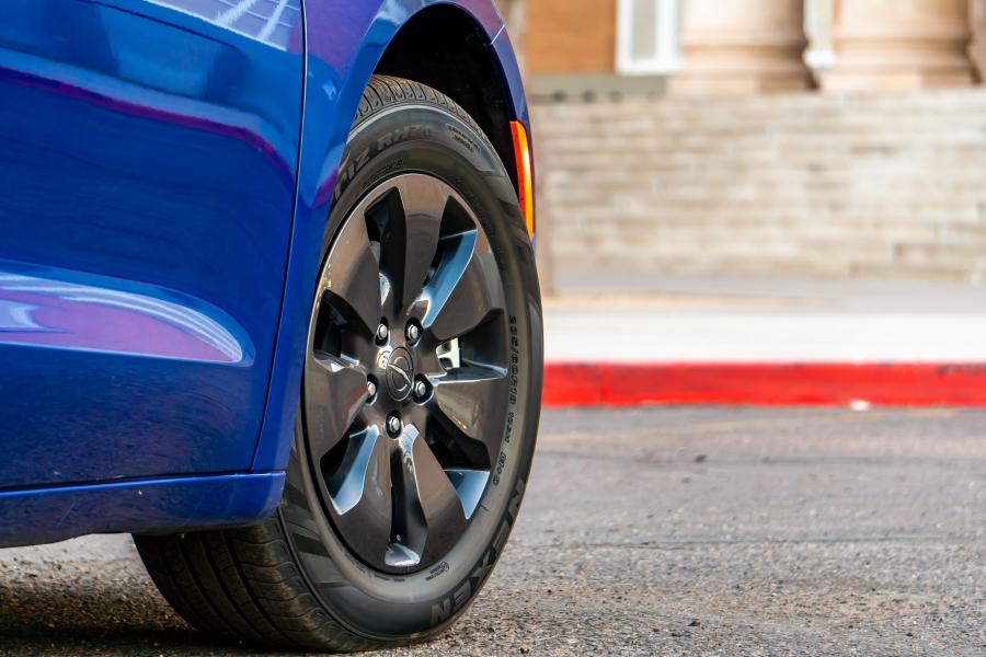 Колеса Chrysler Pacifica Hybrid S Appearance Package (RU) 2018 года  (фото 33 из 33)